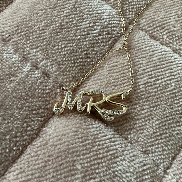 🎉Sale🎉Mrs. 14kt necklace - Picture 3 of 9